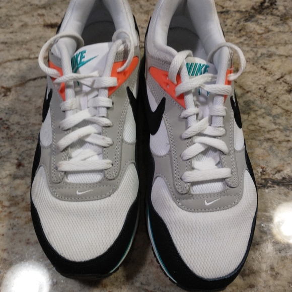 Size 9.5 women's Nike Air Max Correlate - Picture 4 of 6